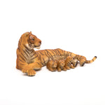 Figurine Tigresse couchée allaitant Papo en PVC, thème félins, Collection Animaux sauvages, jouet éducatif idéal pour enfants et collectionneurs